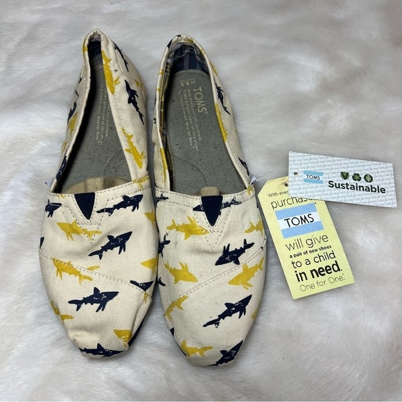 NWT TOMS shark week slippers white blue flat shoes rubber sole summer coastal - Picture 3 of 8